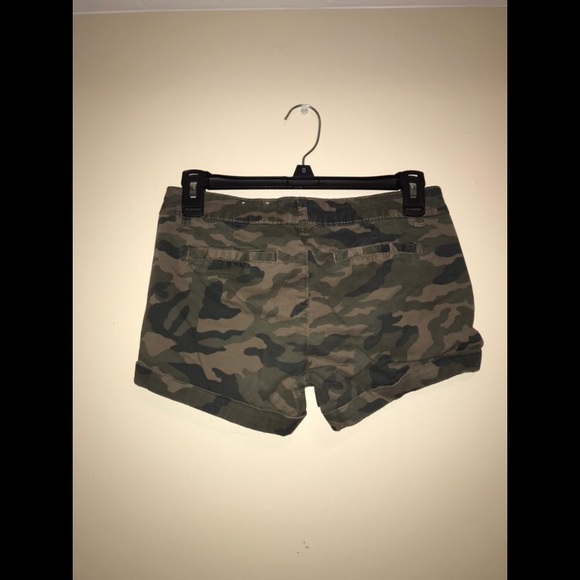 Size 1 camo shorts - Picture 2 of 2